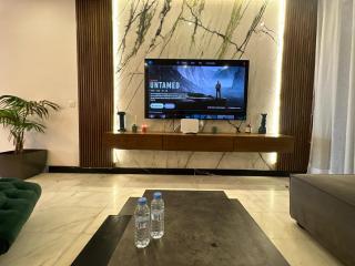 Luxury Modern Apartment in the Heart of the City with Balcony Overlooking Twin Towers - 9