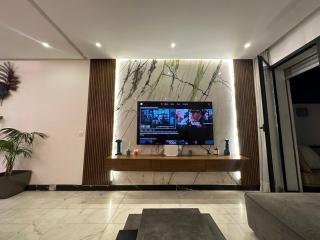 Luxury Modern Apartment in the Heart of the City with Balcony Overlooking Twin Towers - 4