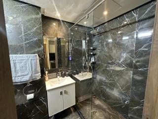 Luxury Modern Apartment in the Heart of the City with Balcony Overlooking Twin Towers - 3