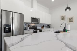 NEW Casa Cielo - Gorgeous Newly Built Tampa Home - 2