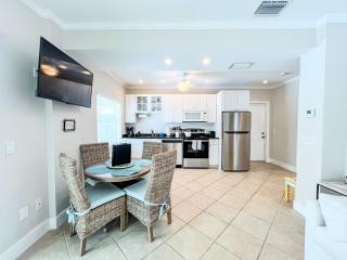 100' from the beach, Charming 1BR Beachside Retreat - 4