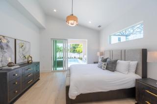 Modern Beauty for Family Gatherings - 7