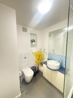 King Cross Station Apartment - 4