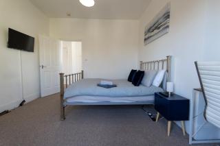 Charming 2-Bed Penthouse - Free Parking - 5