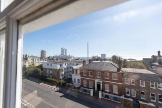 Charming 2-Bed Penthouse - Free Parking - 6