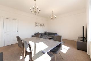 Charming 2-Bed Penthouse - Free Parking - 8