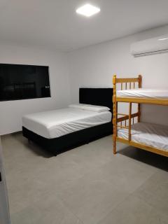 Casa com 2 quartos,3 banheiros, piscina, parquinho, bilhar - 1