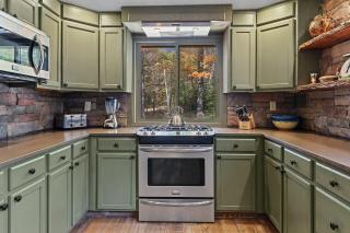 7-BR Chalet near Mount Snow - 6