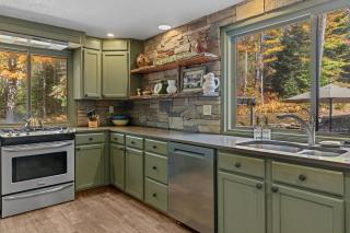 7-BR Chalet near Mount Snow - 4