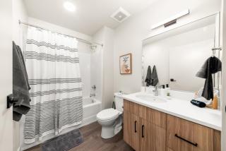 2BR in Downtown with Parking - 6