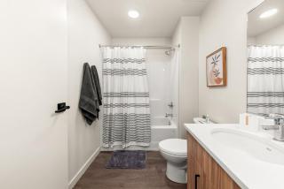 2BR in Downtown with Parking - 5