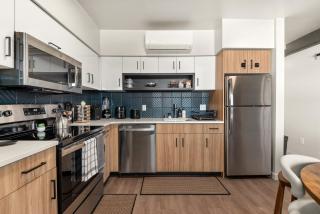 2BR Apartment in DT with Parking - 3