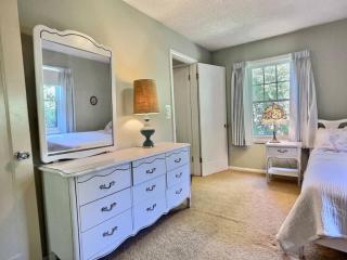 Historic McDowell House Antique Charm by Hospital - 5