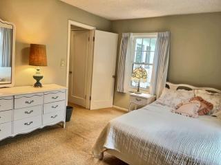 Historic McDowell House Antique Charm by Hospital - 6