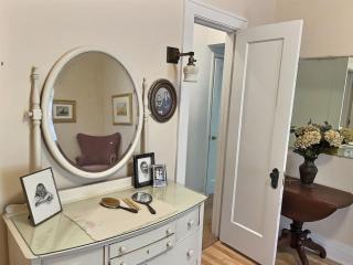 Historic McDowell House Antique Charm by Hospital - 4