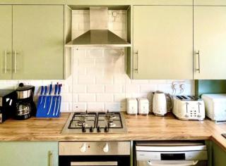 3-Bedroom Gem in Manchester with Free Parking - 5