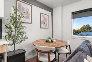 DT 2br 2bath Modern Apartment - 2