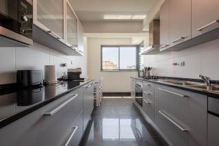 Nomad Horizon Spacious Apartment with Pool & Gym - 6
