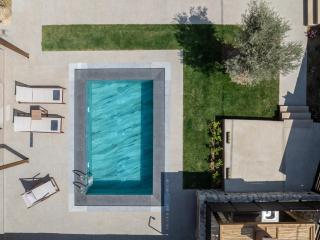 Luxury Suites with private pool and BBQ by Kalles Homes & Suites - 4
