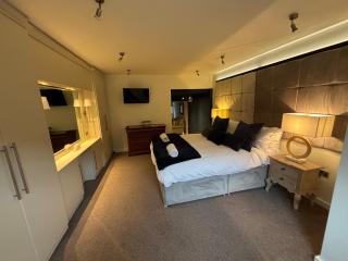Otter Hollow - a spacious central apartment - 3
