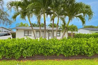 EPIC Bright Modern 3BR Home • Jacuzzi • Near Beach - 2