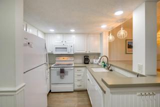 Resort Condo Steps to Beach Snowbirds Welcome! - 1