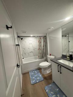 Cozy 2 Bedroom Suite Close to Amenities - 5