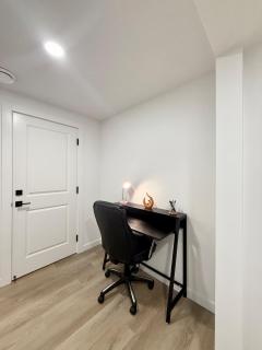 Cozy 2 Bedroom Suite Close to Amenities - 4