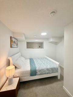 Cozy 2 Bedroom Suite Close to Amenities - 3