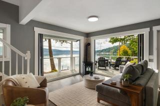 Hood Canal Escape- upscale meets the rocky shores! - 0