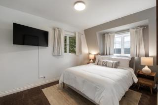 Hood Canal Escape- upscale meets the rocky shores! - 3