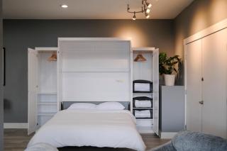 Hood Canal Escape- upscale meets the rocky shores! - 1