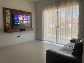 Casa aconchegante com pátio grande - 1 km da Praia - 8