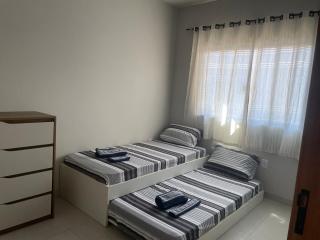 Casa aconchegante com pátio grande - 1 km da Praia - 1