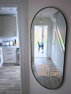 Rivoli Brook, Stylish 3-Bed House ideal for Work & Family Stays - 3