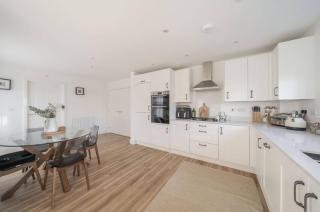 Spacious 4 Bed Home for Contractors & Families - 6