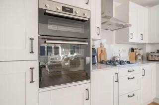 Spacious 4 Bed Home for Contractors & Families - 4