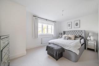 Spacious 4 Bed Home for Contractors & Families - 3