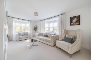 Spacious 4 Bed Home for Contractors & Families - 1