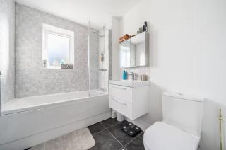 Cosy Winter Retreat with Parking, Fast WiFi & Great for Contractors - 1