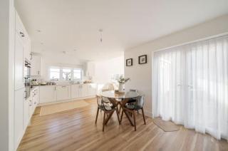 Large 4-Bedroom Home Ideal for Contractors and Long Stays - 1