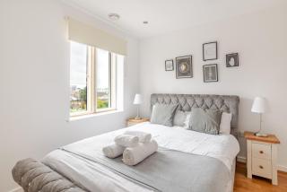 Modern 2BR Apartment in West London Car Garage - 4