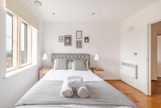 Modern 2BR Apartment in West London Car Garage - 6