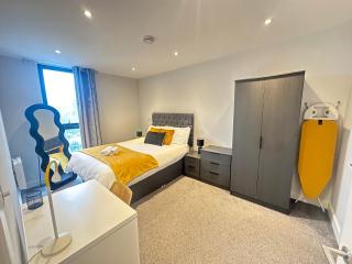 Modern 2 Bed, 2 Bath Apt with Ensuite By Avalora Short Lets & Serviced Accommodation Salford, Near Tram Central Manchester, Train station, Parking - 7