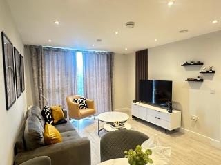 Modern 2 Bed, 2 Bath Apt with Ensuite By Avalora Short Lets & Serviced Accommodation Salford, Near Tram Central Manchester, Train station, Parking - 5