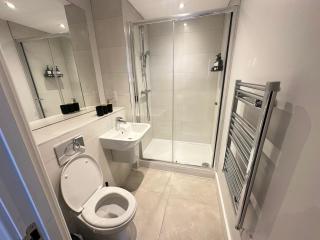 Modern 2 Bed, 2 Bath Apt with Ensuite By Avalora Short Lets & Serviced Accommodation Salford, Near Tram Central Manchester, Train station, Parking - 1