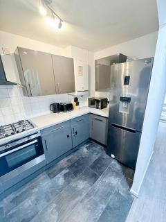 Modern 2-Bed w Parking & Garden - 0