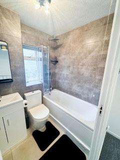 Modern 2-Bed w Parking & Garden - 9