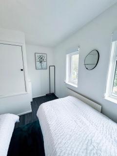 Modern 2-Bed w Parking & Garden - 1