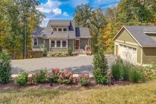 Mtn Views and Spacious Deck! Modern Caldwell Getaway - 0